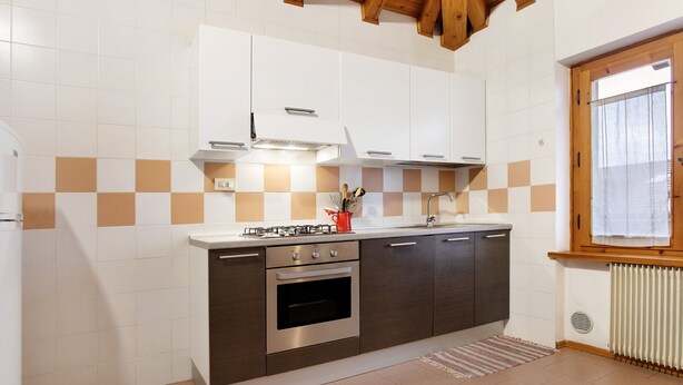 Eine moderne Küche mit eingebautem Backofen, einem Gasherd und einem Fenster mit Blick.
