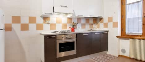 Réfrigérateur, un four, surface de cuisson, lave-vaisselle