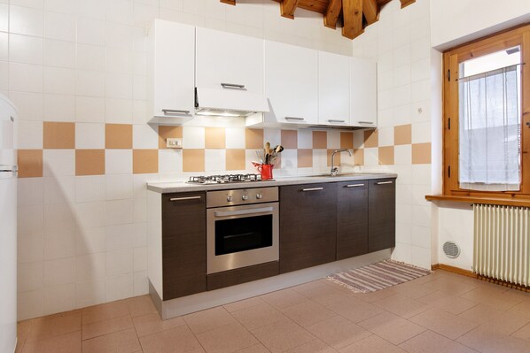 Fridge, oven, stovetop, dishwasher