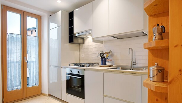 Une cuisine moderne équipée d’une cuisinière à gaz, d ’un four et d’un évier.