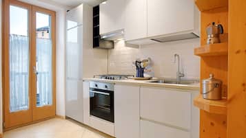 Fridge, oven, stovetop, dishwasher