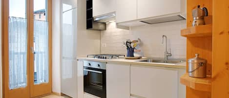 Fridge, oven, stovetop, dishwasher