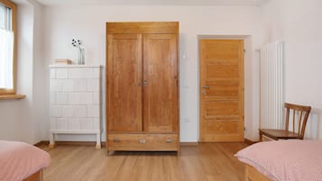 2 bedrooms, iron/ironing board, bed sheets