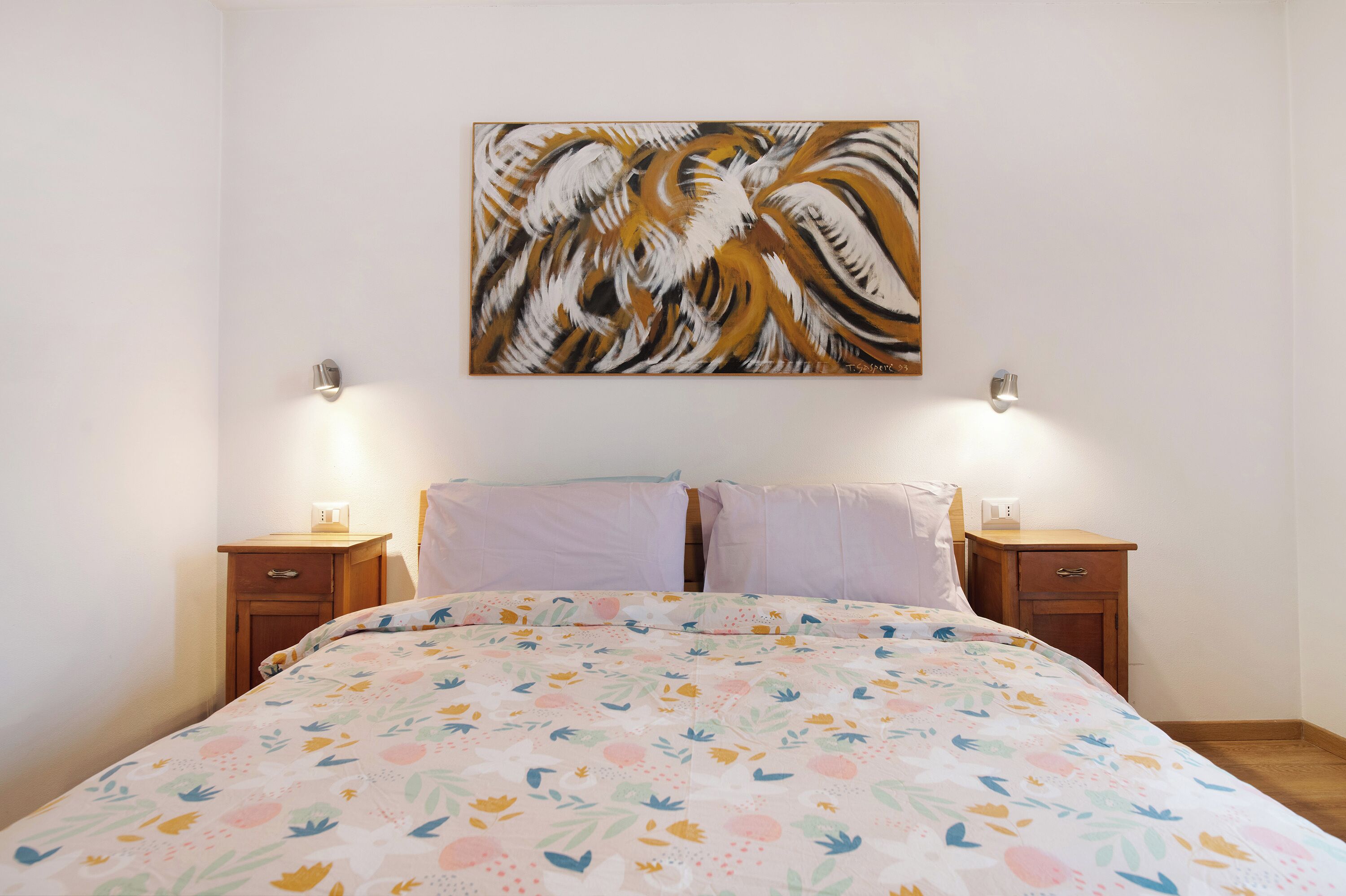 2 habitaciones, tabla de planchar con plancha y ropa de cama 