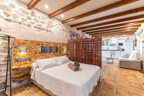 1 slaapkamer, een strijkplank/strijkijzer, gratis wifi, beddengoed