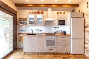 Frigorífico, microondas, horno y placa de cocina
