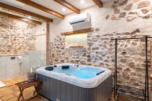 Een douche, een haardroger, handdoeken