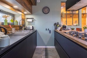 Een koelkast, een magnetron, een oven, een kookplaat