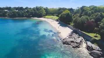 Una spiaggia nelle vicinanze