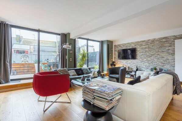 TV, fireplace, stereo