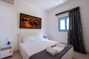 2 bedrooms, iron/ironing board, free WiFi, bed sheets - Apartment 'Adelphi  4  40' with Mountain View, Wi-Fi and Air Conditioning (Santorini)