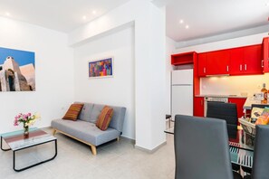 Ein modernes Wohnzimmer mit einer Couch, einem Couchtisch und einem Bild an der Wand.