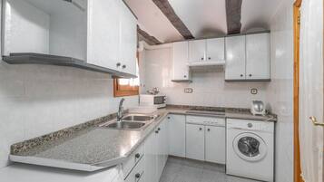 Een koelkast, een microgolfoven, een kookplaat, een vaatwasser