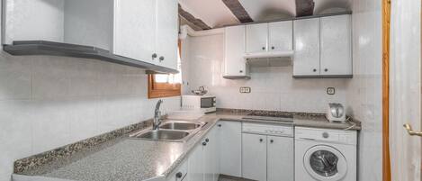 Frigorífico, microondas, placa de cocina y lavavajillas