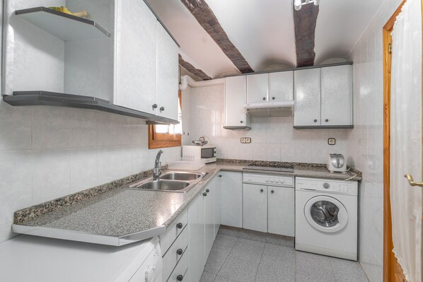 Frigorífico, microondas, placa de cocina y lavavajillas