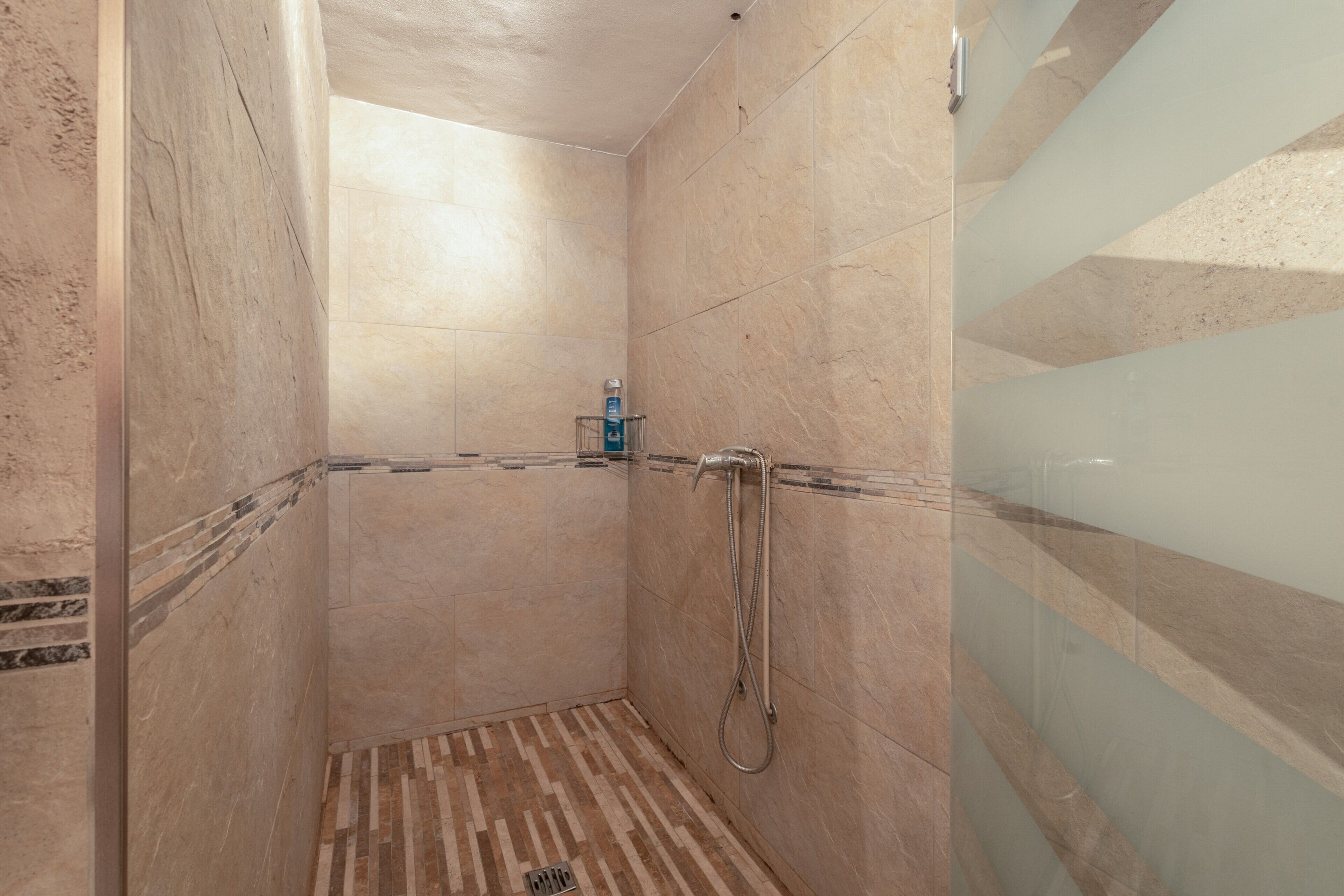 Een douche, een haardroger, handdoeken