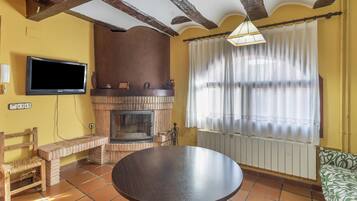 Een open haard en een dvd-speler