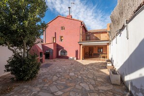 Exterior - Country House 'Cuatro Torres' with Private Terrace and Wi-Fi (El Campillo)