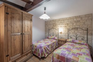 4 bedrooms, free WiFi, bed sheets - Country House 'Cuatro Torres' with Private Terrace and Wi-Fi (El Campillo)