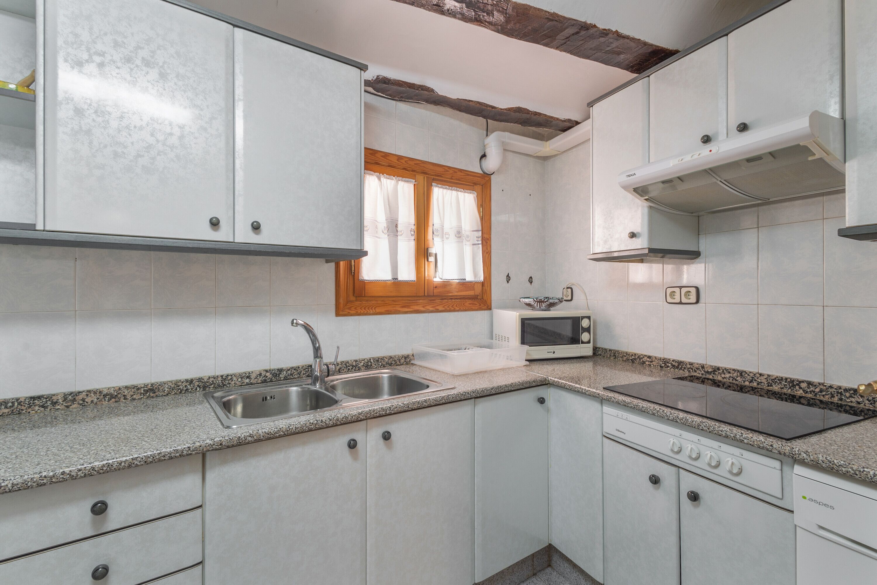 Réfrigérateur, micro-ondes, plaque de cuisson, lave-vaisselle