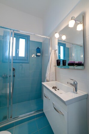 Shower, hair dryer, towels - Apartment '2 44' with Sea View, Wi-Fi and Air Conditioning (Santorini)