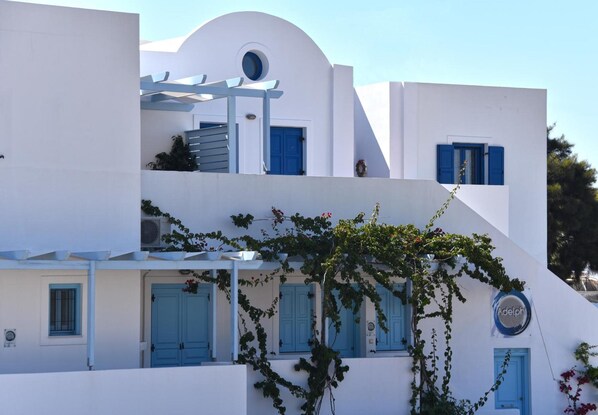 Exterior - Apartment '3 44' with Mountain View, Wi-Fi and Air Conditioning (Santorini)