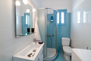 Dusj, hårføner og håndklær