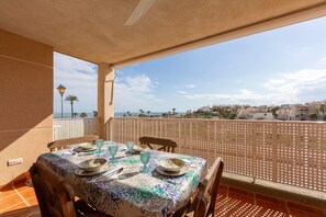 Outdoor dining - Apartment 'Al Lado De La Playa' with Sea View, Shared Pool and Wi-Fi (Pulpí)