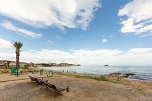 On the beach - Apartment 'Al Lado De La Playa' with Sea View, Shared Pool and Wi-Fi (Pulpí)