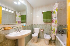 Een douche, een haardroger, handdoeken