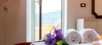 Holiday Home 'La Casa Del Conte' with Sea View, Private Terrace and Wi-Fi