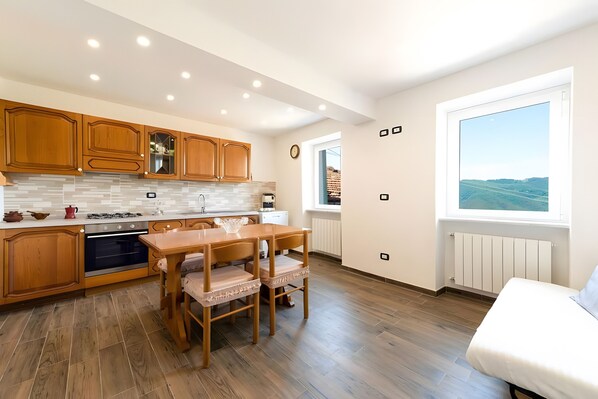 Fridge, oven, stovetop, dishwasher