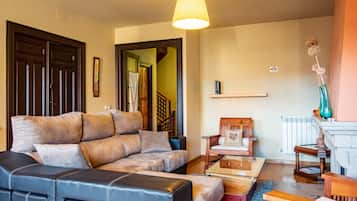 Fernseher, Kamin, DVD-Player