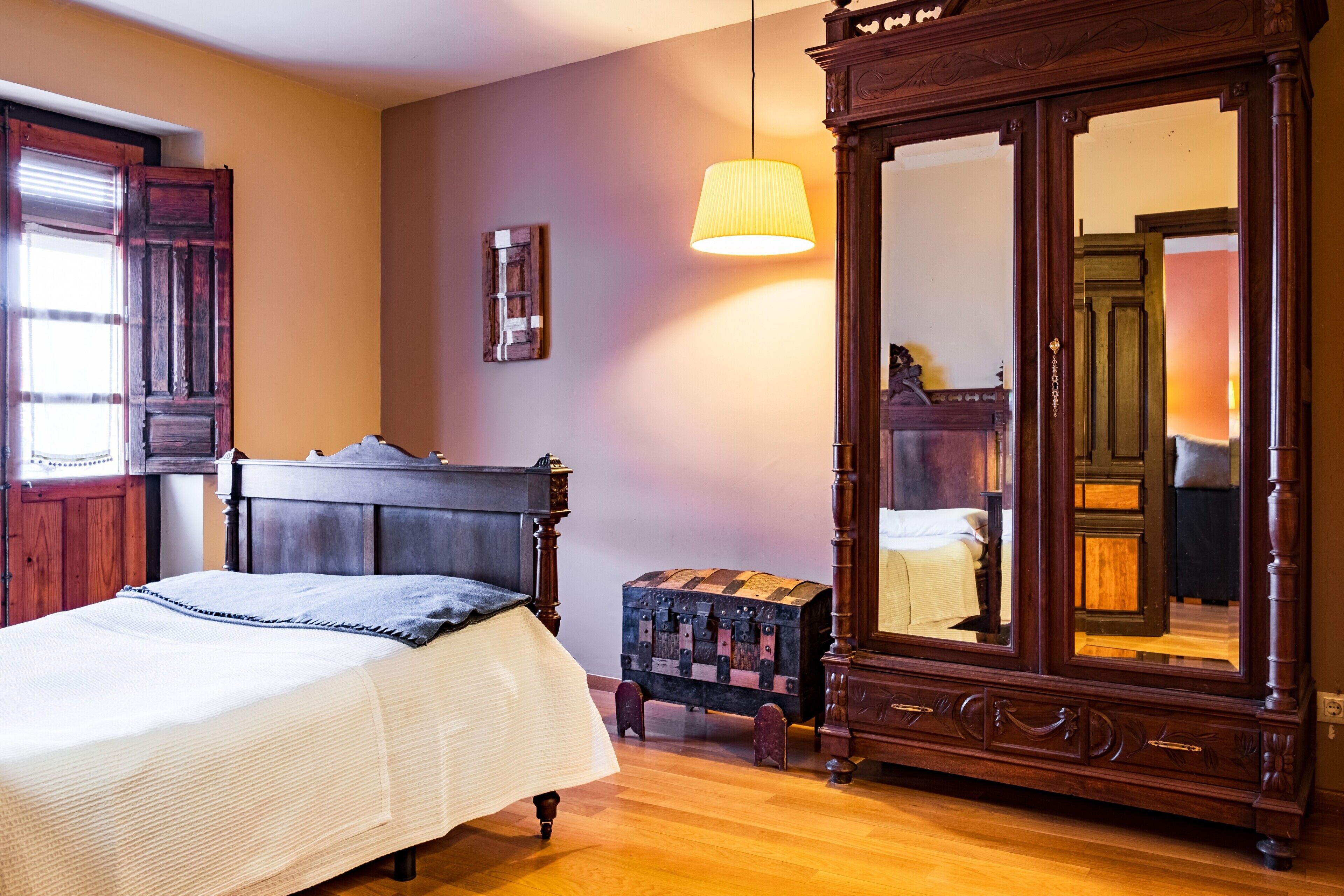 8 bedrooms, bed sheets