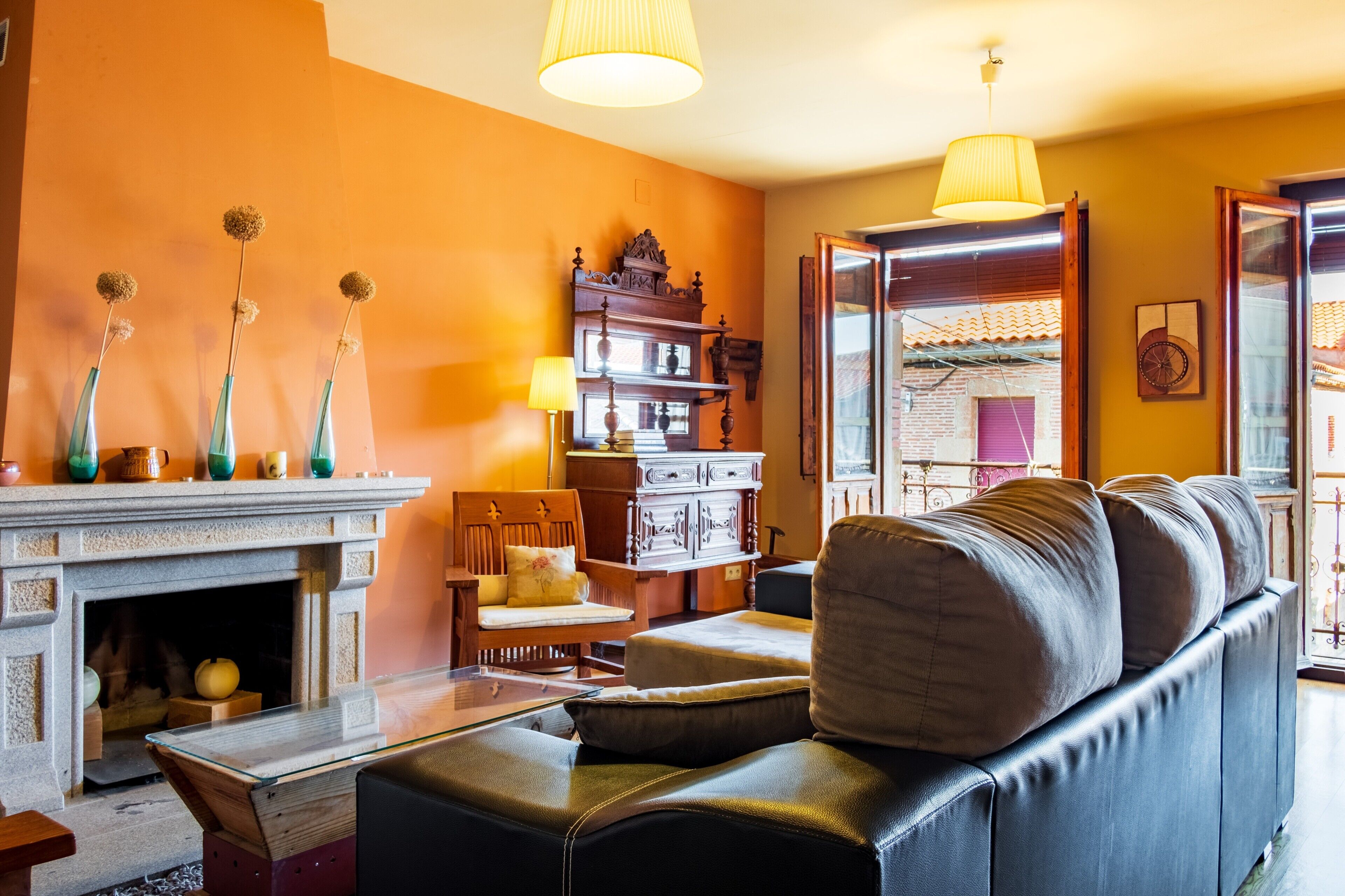 Fernseher, Kamin, DVD-Player