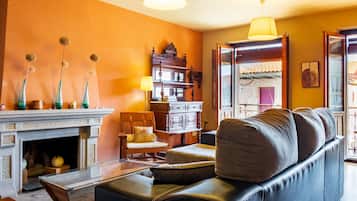 Fernseher, Kamin, DVD-Player