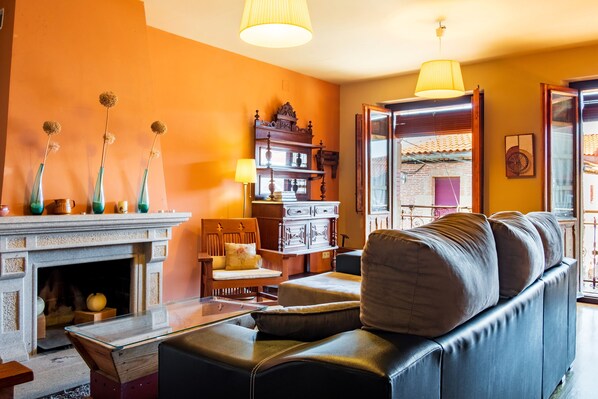 Fernseher, Kamin, DVD-Player