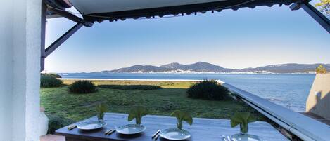 屋外ダイニングエリア