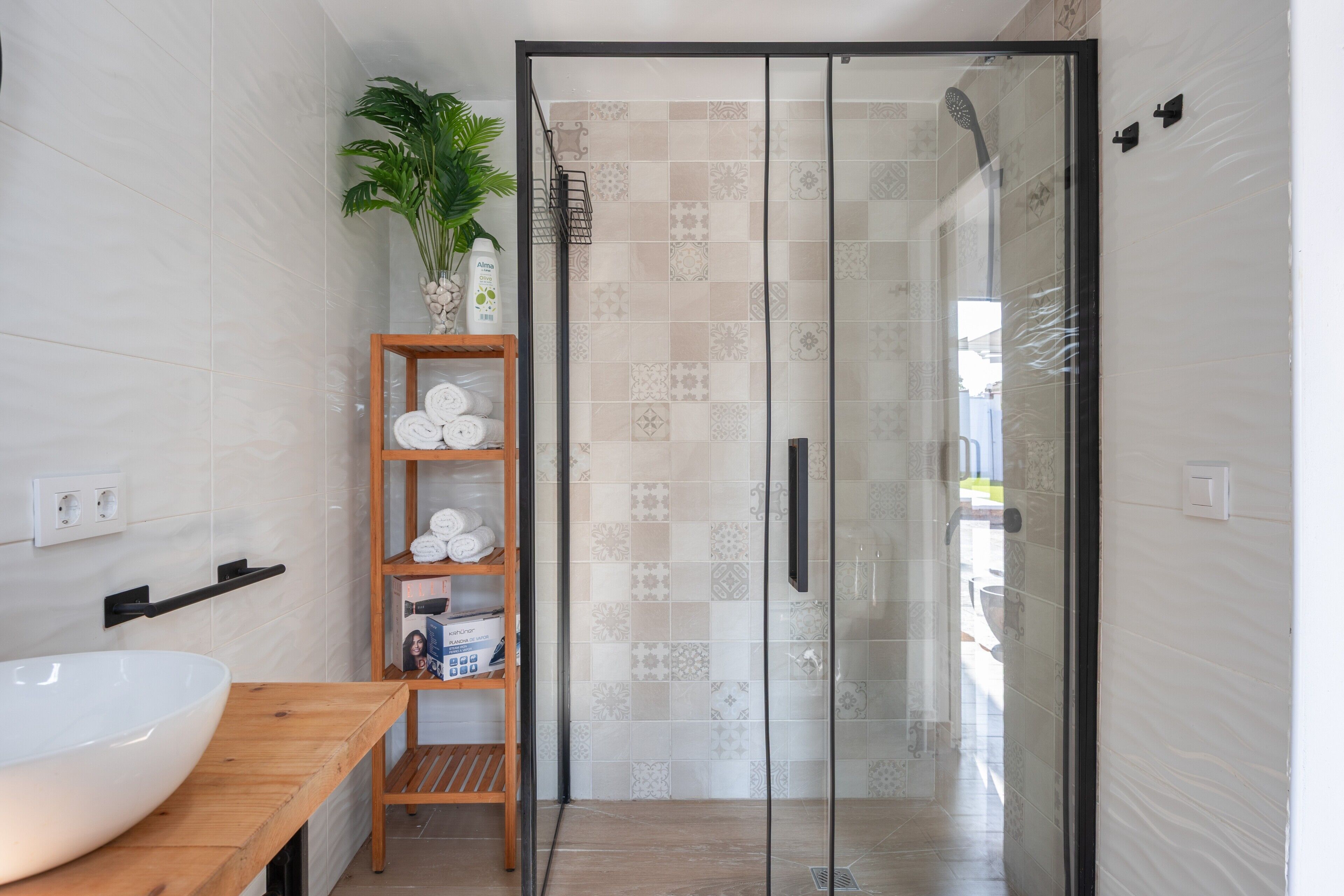 Een douche, een haardroger, handdoeken
