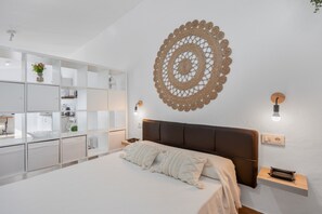 Un dormitorio moderno con una cama grande, un armario empotrado y un adorno en la pared.