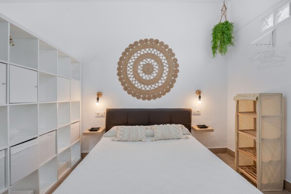 1 habitación, tabla de planchar con plancha, wifi gratis y ropa de cama
