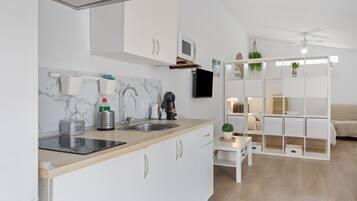 Frigorifero, microonde, piano cottura, macchina per tè/caffè