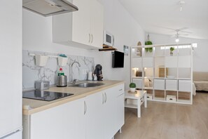 Refrigerador, microondas, parrilla de estufa y cafetera y tetera 