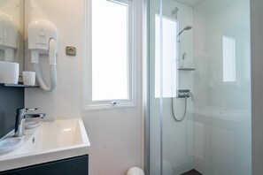 Douche, séchoir à cheveux, serviettes fournies