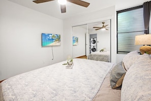 2 bedrooms, desk, iron/ironing board, travel cot - LOW Rates-January ! A/C- Free Parking. Sleeps 6 (Kihei)