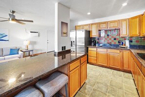Fridge, microwave, stovetop, coffee/tea maker - LOW Rates-January ! A/C- Free Parking. Sleeps 6 (Kihei)