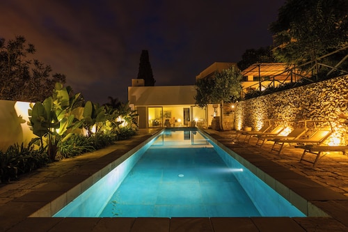 Masseria with pool and garden in the center of town and 15 min from the beach