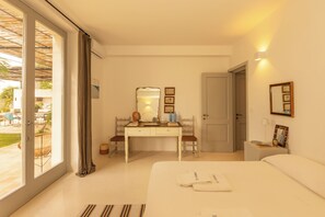 5 bedrooms, desk, iron/ironing board, travel crib