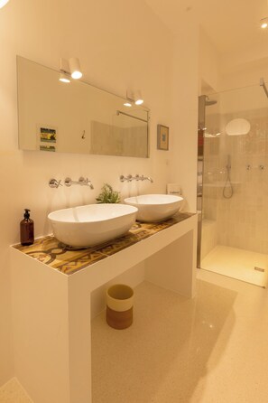 Dusche, Whirlpool, Haartrockner, Bidet