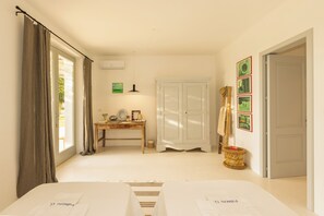 5 bedrooms, desk, iron/ironing board, travel crib